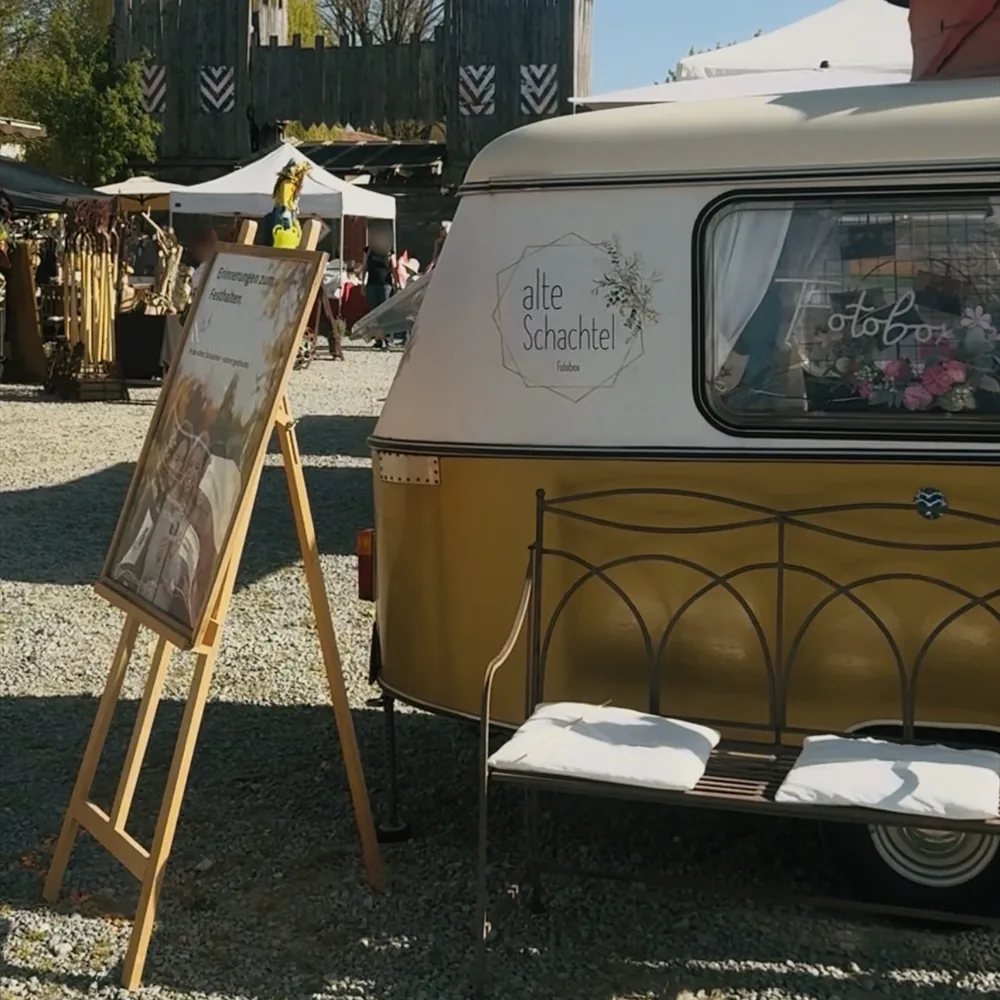 Die Alte Schachtel bei den Gartentagen, daneben ein Schild mit Erinnerungsfotos